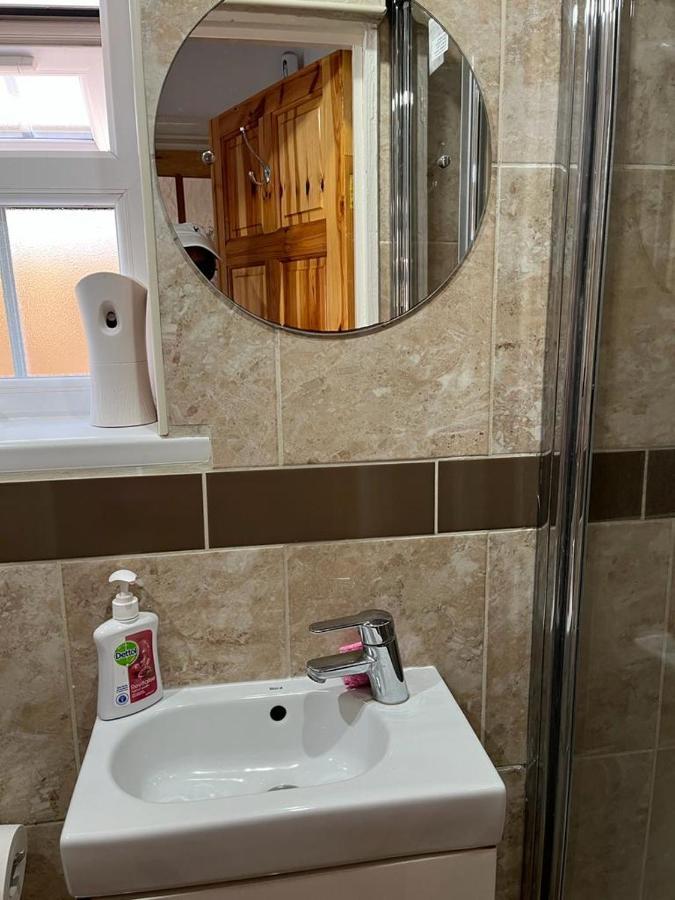 Large Double Bedroom With Free On Site Parking Kingston upon Thames  Luaran gambar