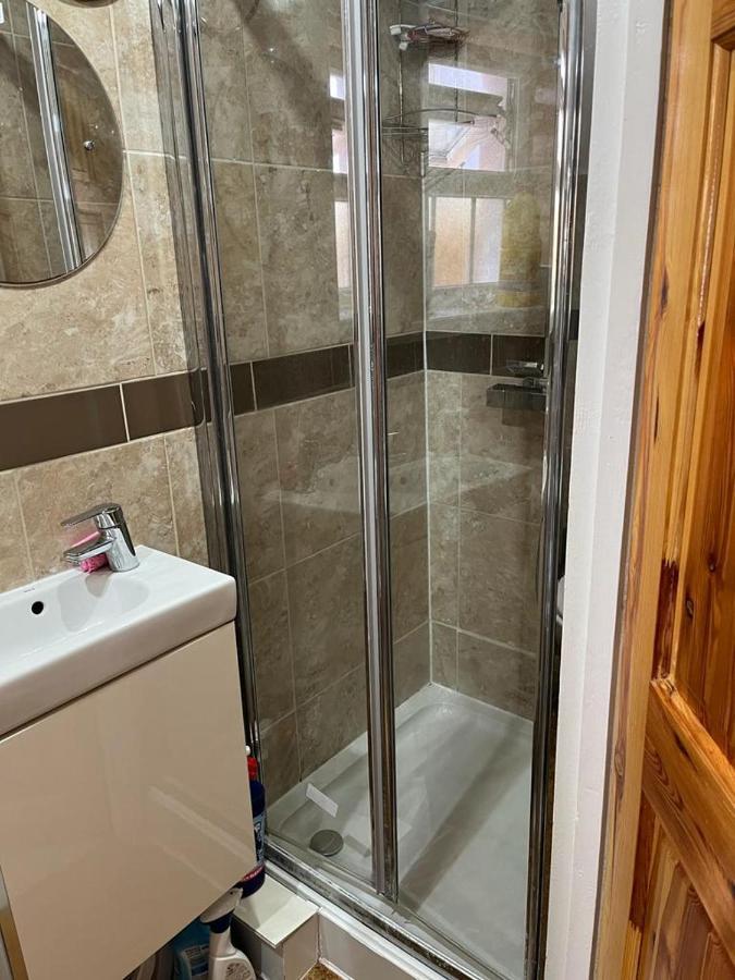 Large Double Bedroom With Free On Site Parking Kingston upon Thames  Luaran gambar